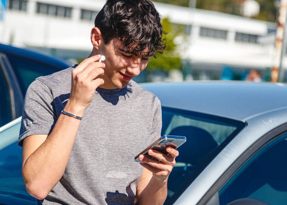 Jongen op straat doet zijn oortjes in: OCU waarschuwt voor schadelijke stoffen in oortjes en koptelefoons