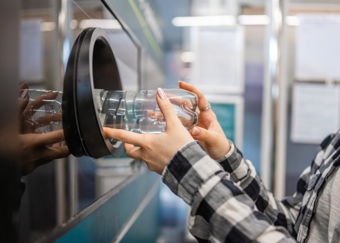 vrouw levert plastic fles in: Spanje haalt deadline voor statiegeld niet