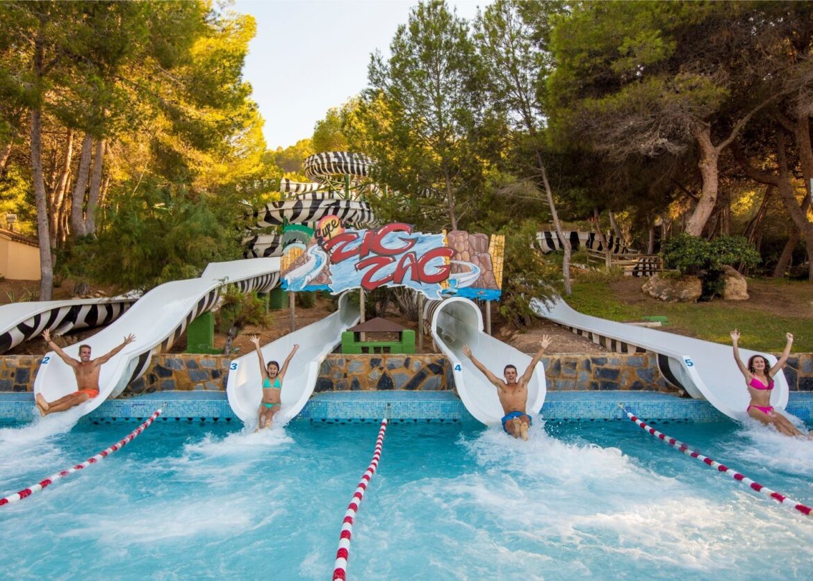 Tieners in een waterpark: een van de dingen die je kunt doen aan de Costa Blanca met kinderen