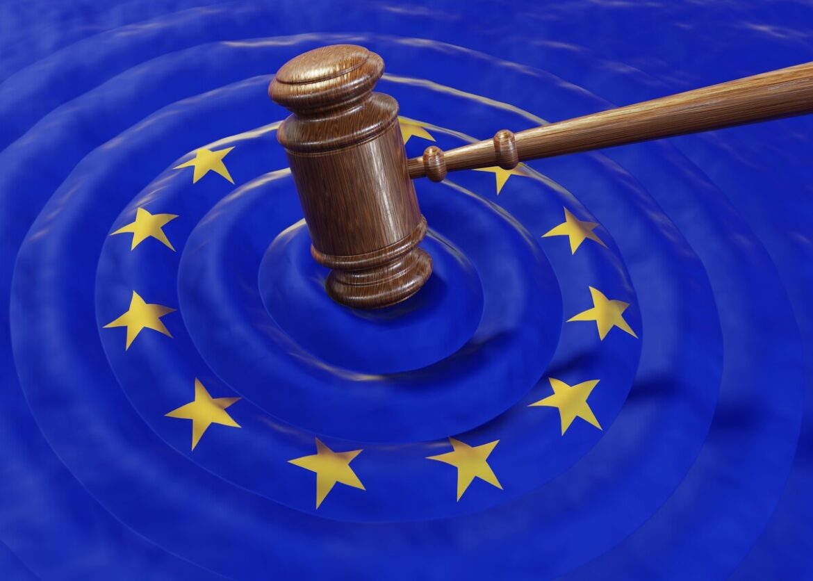 gerechtelijke hamer op EU-vlag: Spanje riskeert EU boetes voor achterstand bij bescherming vitale diensten