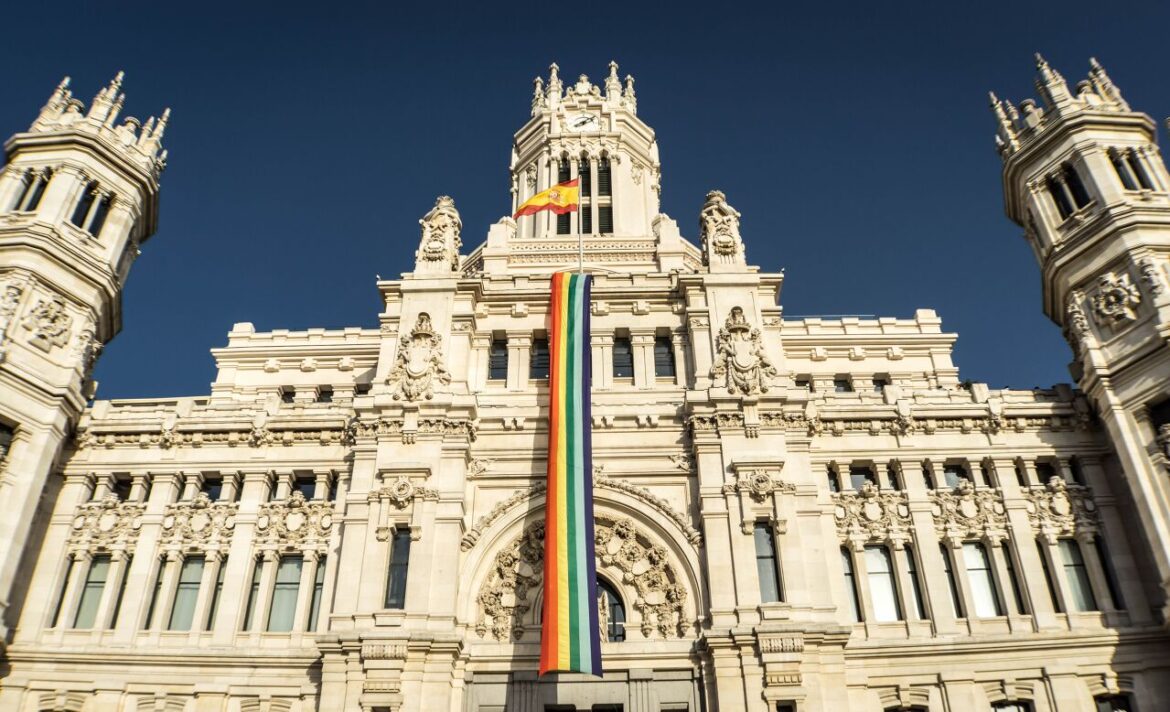 Regenboog vlag op gebouw Madrid ivm LHBTIQ rechten Spanje