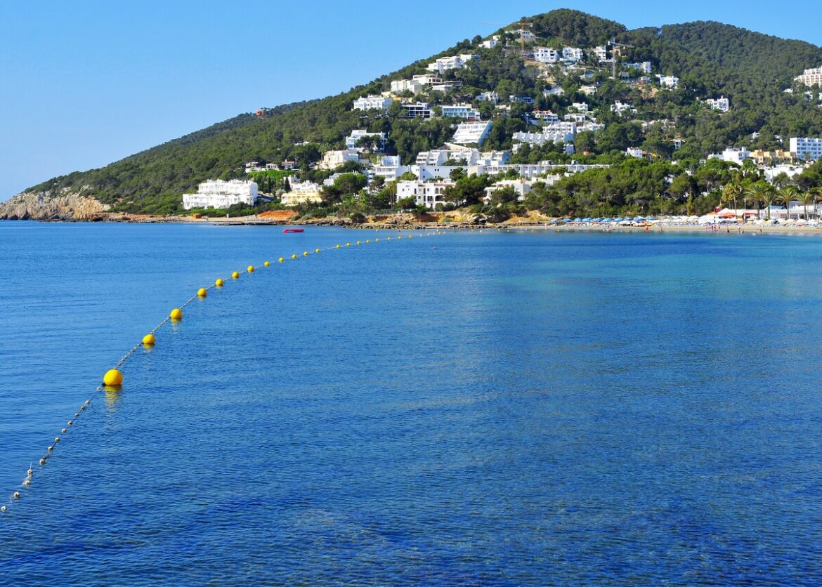 Zicht op Santa Eularia, Ibiza, waar strenger wordt gecontroleerd op illegale vakantieverhuur