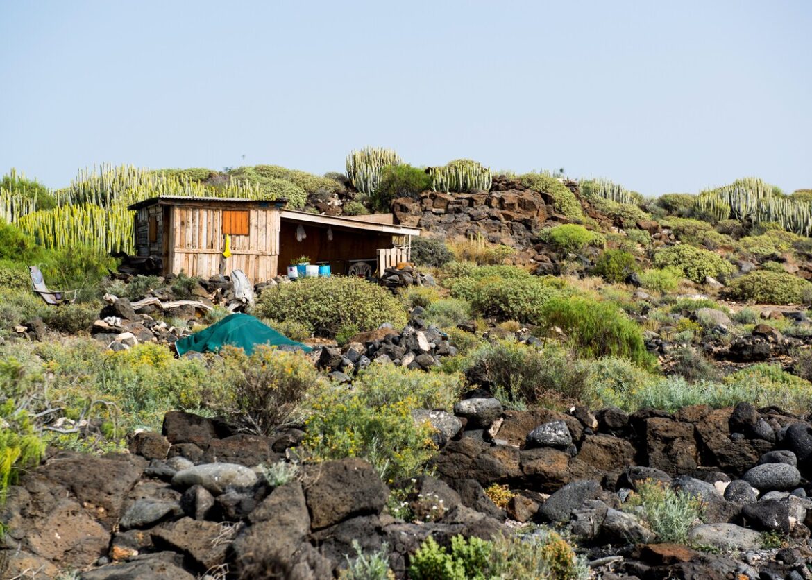 woonnood op Tenerife drijft mensen naar geïmproviseerde woningen of de straat