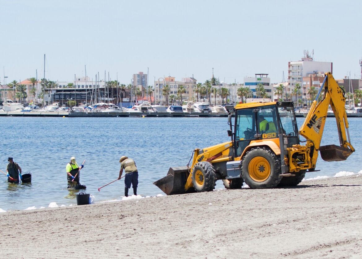 ploeg verwijdert vervuiling uit Mar Menor: van groene soep naar rechtspersoon