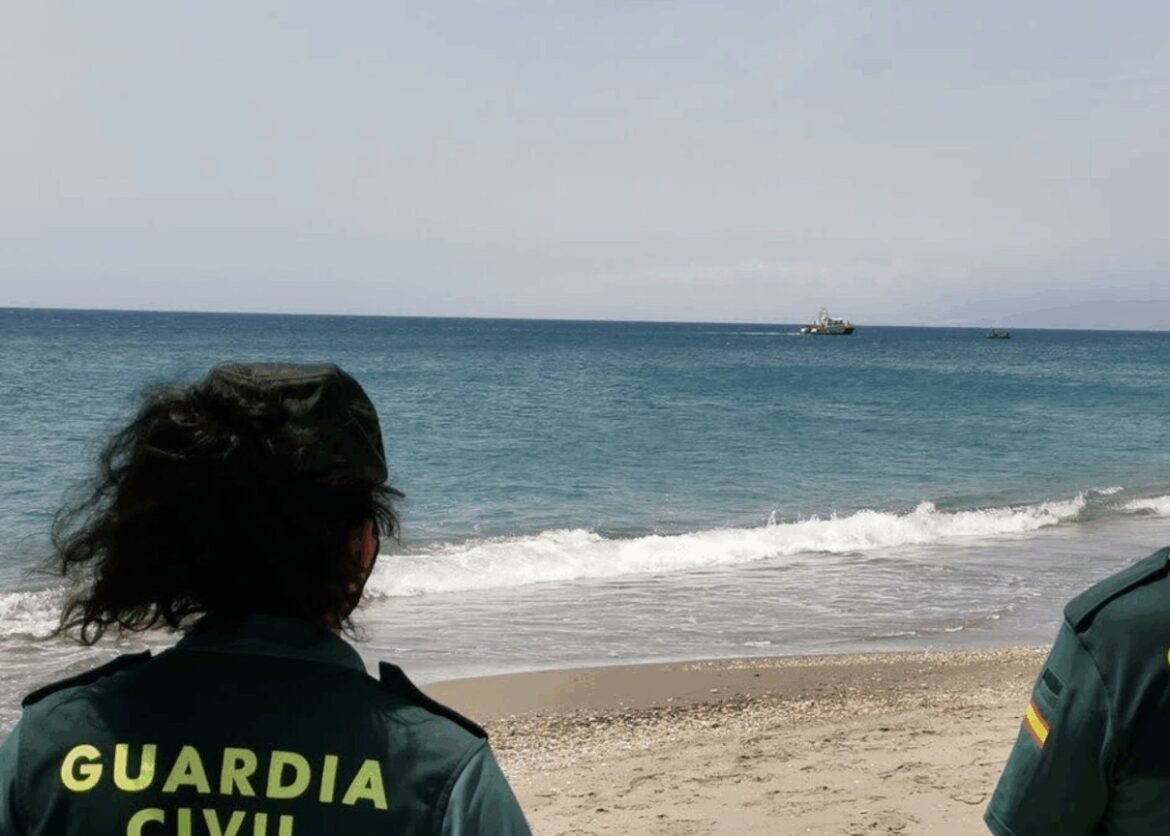 Guardia Civil agenten kijken naar een boot op zee: dienst slaat alarm over groeiend drugsgeweld in Zuid-Spanje