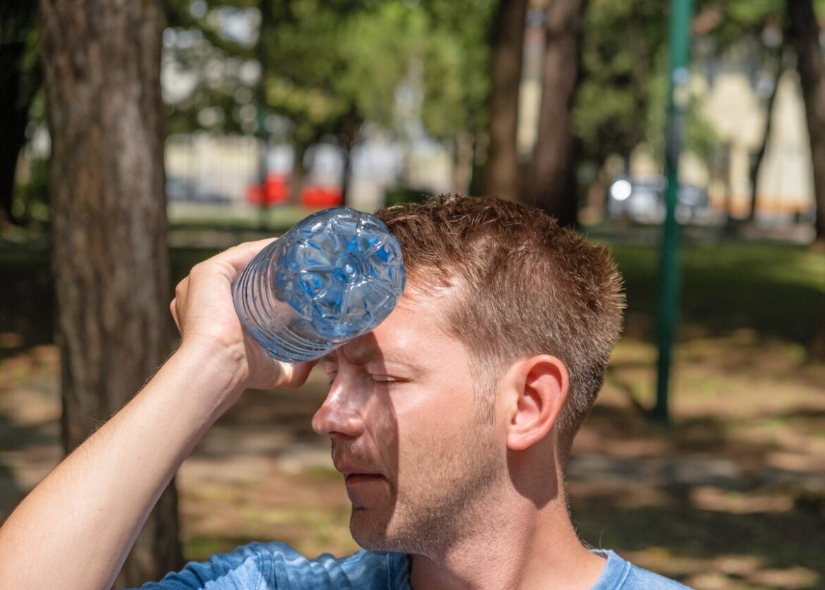 man koelt hoofd met flesje water: hittekoepel boven Spanje