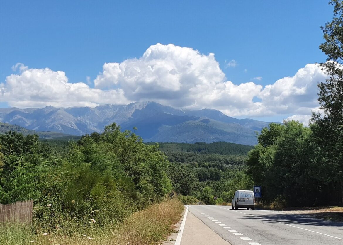 Lege Spaanse weg in Extremadura voor een roadtrip door Spanje