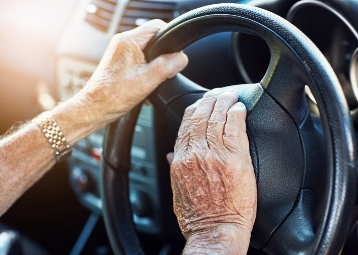 oudere persoon achter het stuur: welke regels gelden voor rijbewijs verlengen voor 65-plussers?