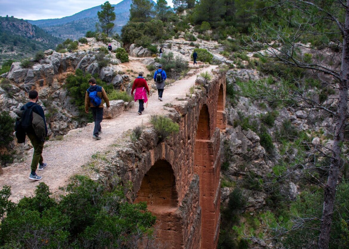 wandelen over het aquaduct bij Chelva, horend tot de mooiste wandelroutes van Valencia