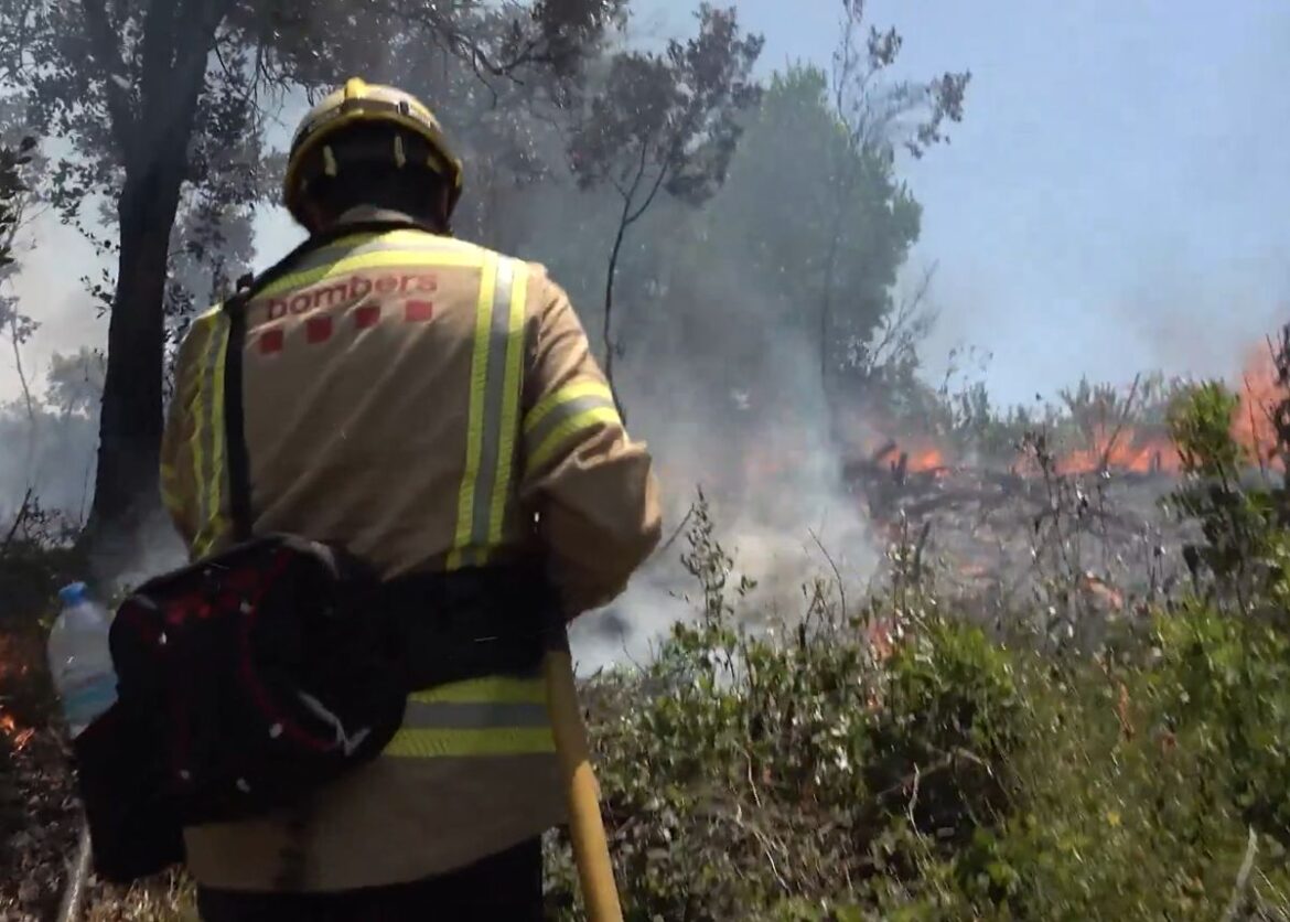 Brandweer man blust bosbrand nabij Barcelona