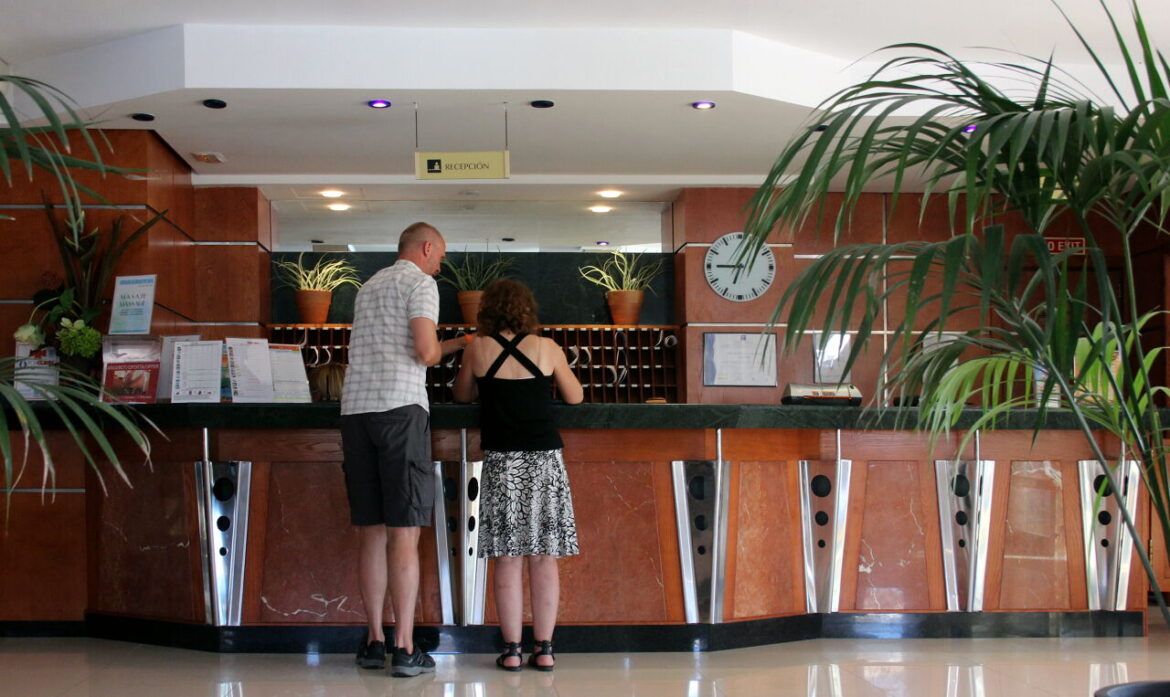 Gasten bij hotelreceptie betalen meer ecotaks op Balearen