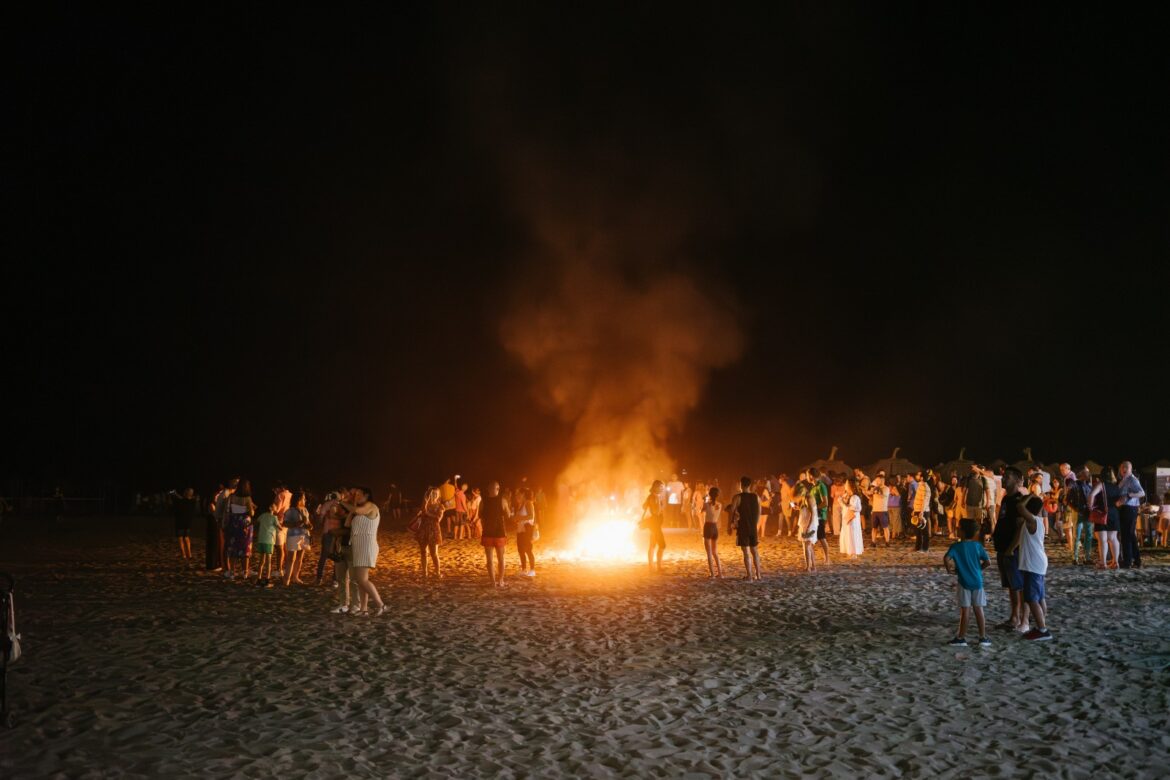 Vreugdevuur op ghet strand tijdens de nacht van San Juan in Spanje