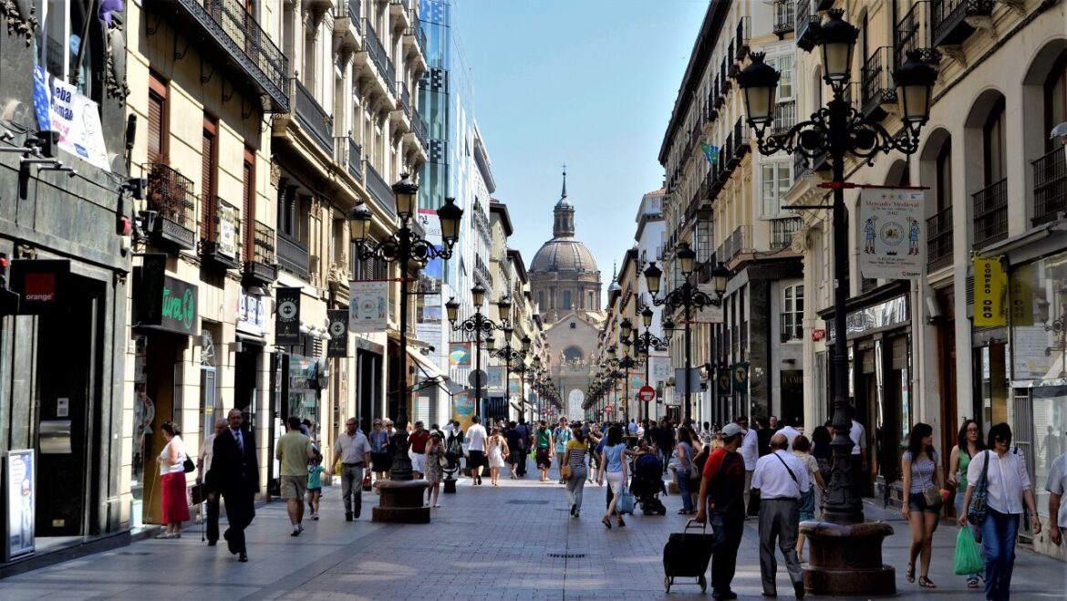Winkelend publiek in een Spaanse winkelstraat tijdens een periode van economische groei