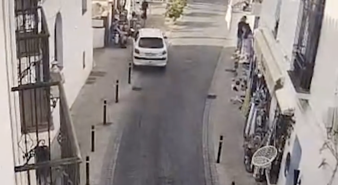 Auto rijdt terras op in Frigiliana