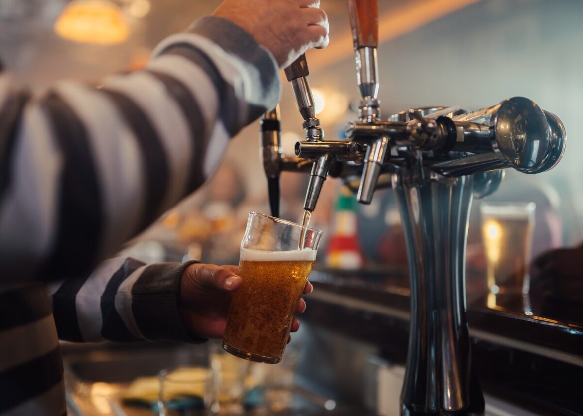 barman tapt halve liter bier