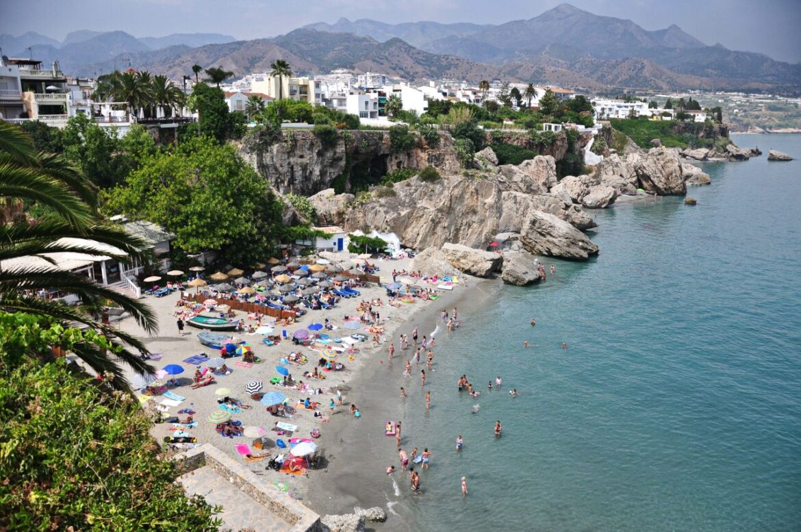 Uitzicht op het strand van Nerja waar drie advocaten zijn opgepakt voor fraude met erfenissen van buitenlandse klanten