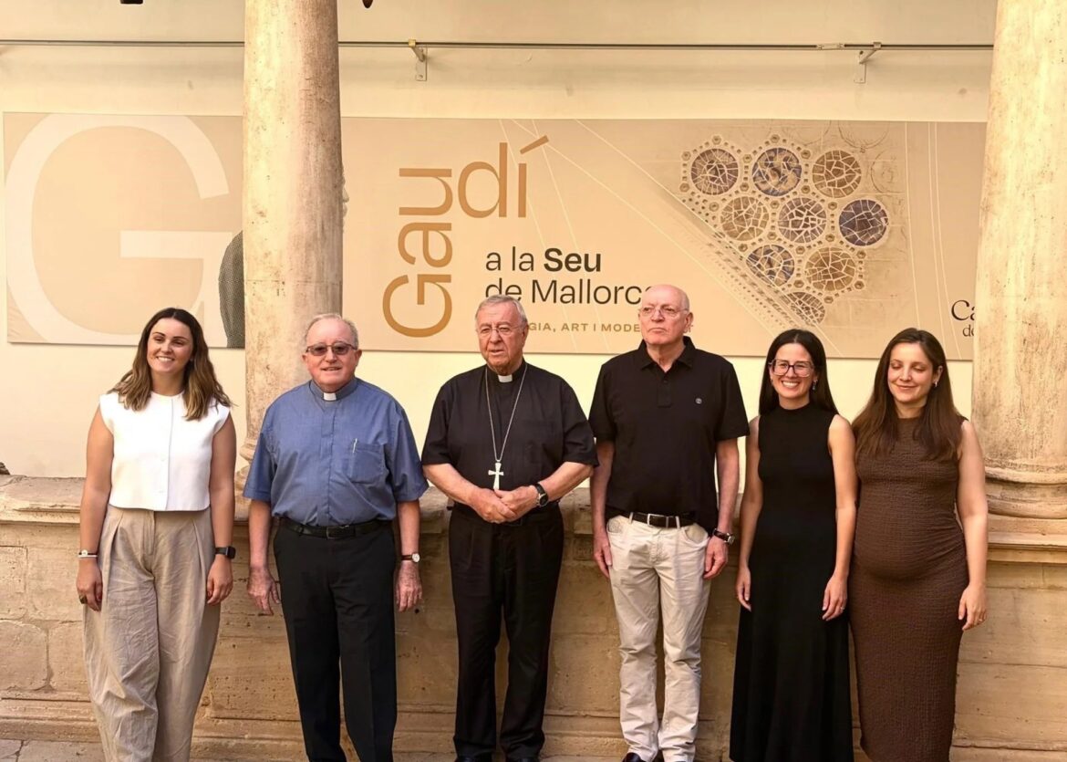 poseren tijdens de opening van Gaudí tentoonstelling in Palma de Mallorca