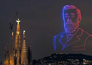 Gaudi kijkt naar zijn bouwwerk