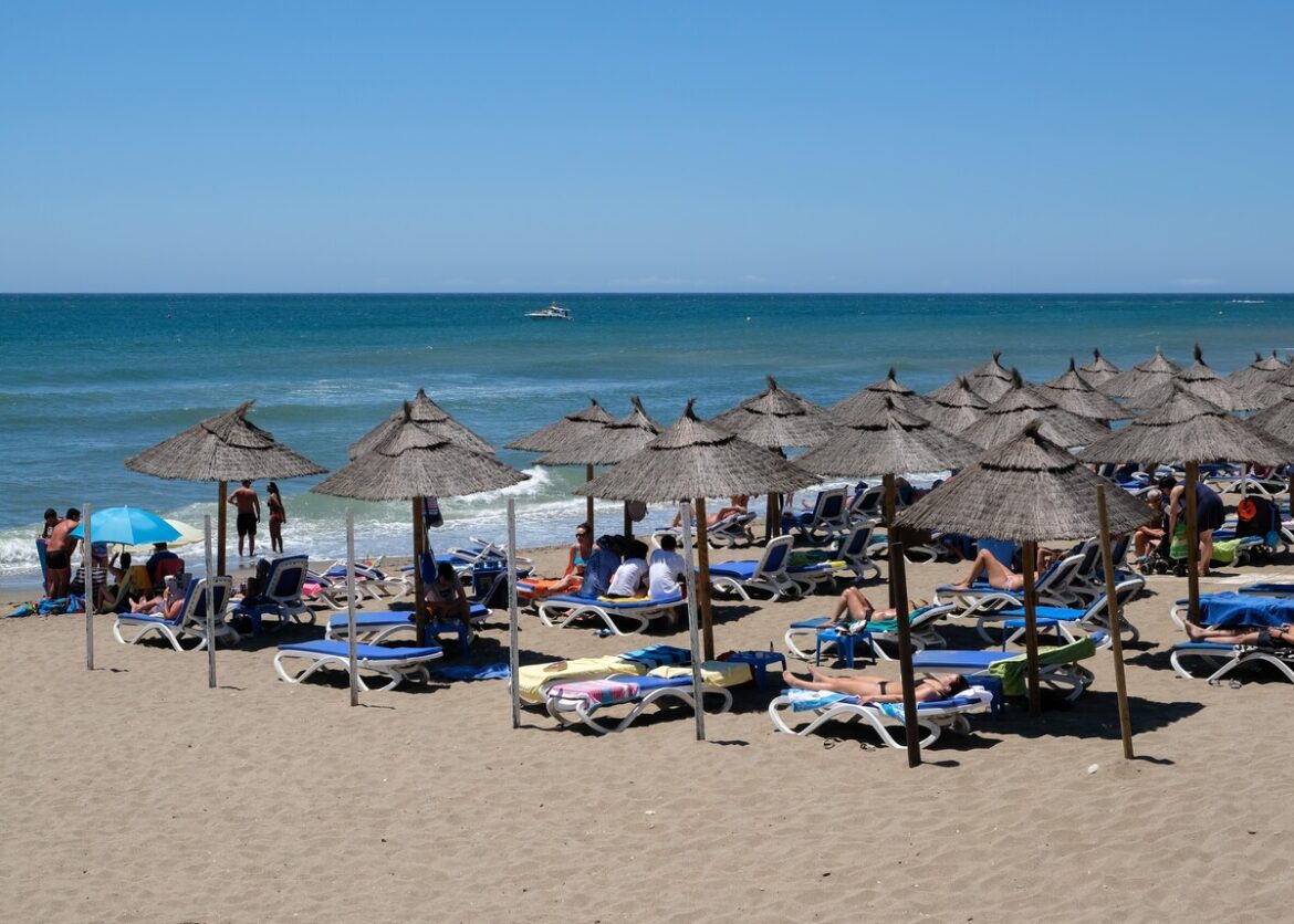 het strand van Calahonda in een zomer in Málaga