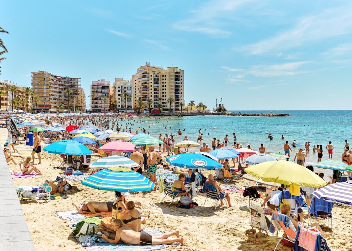 strand tijdens zomerse hitte in Spanje (Torrevieja)