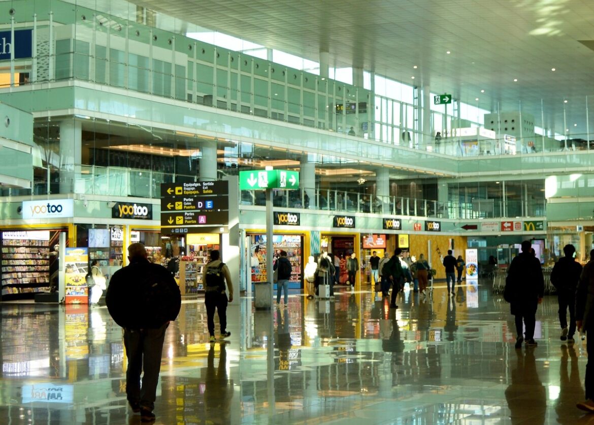 Vertrekhal van luchthaven Barcelona-El Prat, die een omvangrijke metamorfose wacht