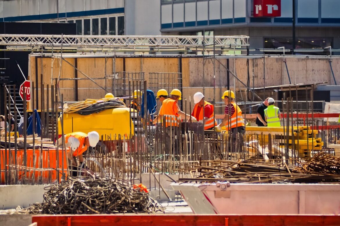 Immigratie in Spanje: bouwvakkers aan het werk op een bouwplaats, een sector die kampt met personeelstekorten en sterk afhankelijk is van arbeidsmigranten.