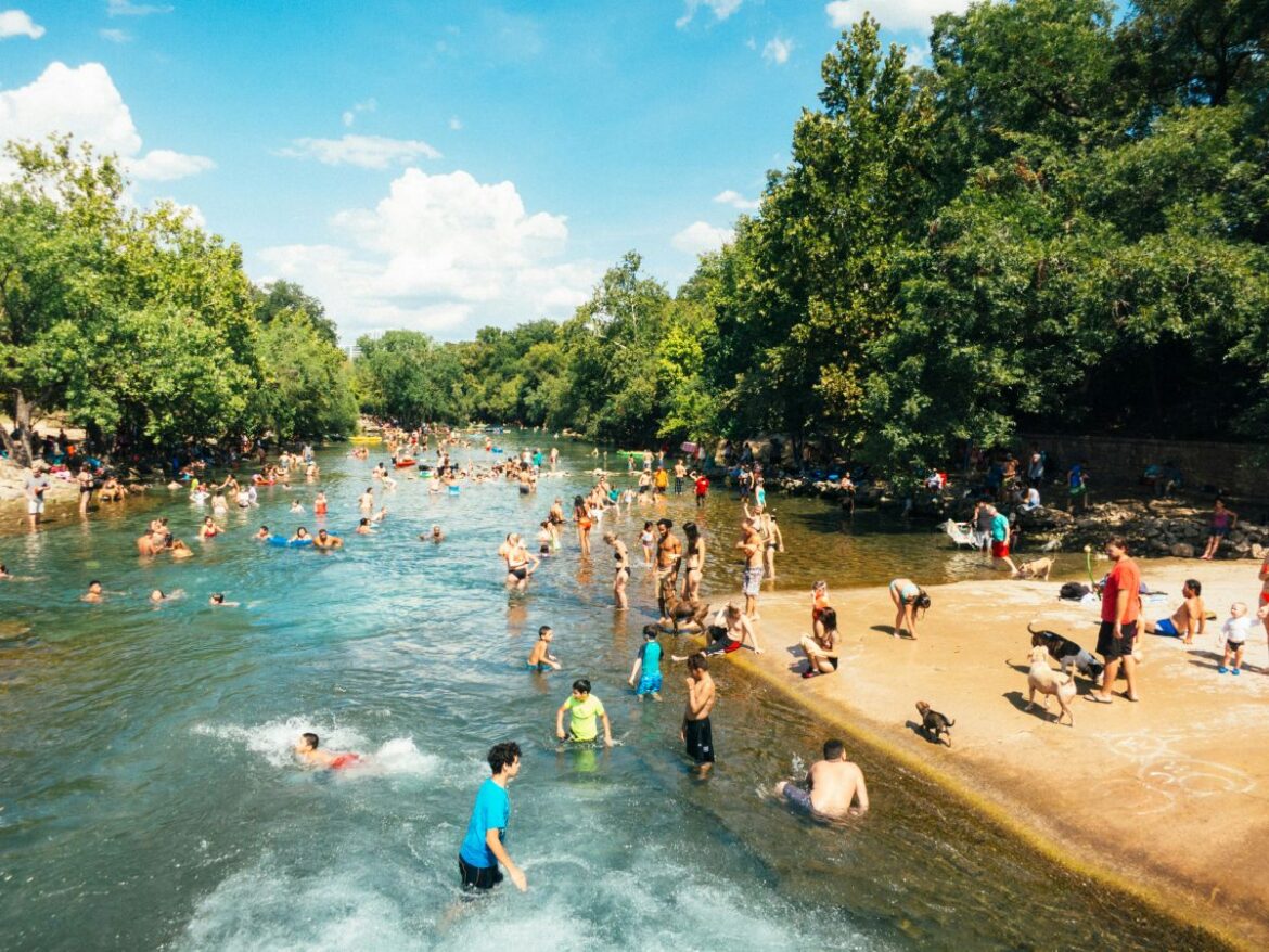 Mensen zoeken verkoeling in een rivier tijdens een hittegolf in Spanje.