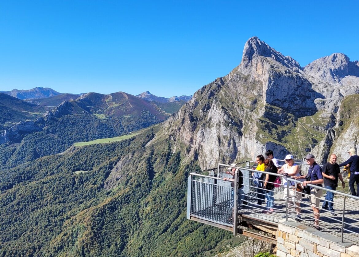 Mensen genieten op uitzichtpunt in Fuente Dé: Picos de Europa verkozen tot mooiste gebied ter wereld