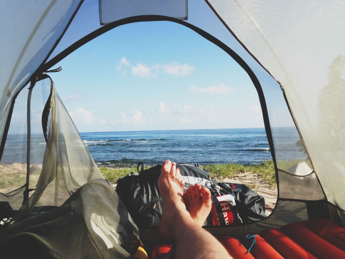 Met blote voeten in een tent aan de kust, op Coolcation in Spanje