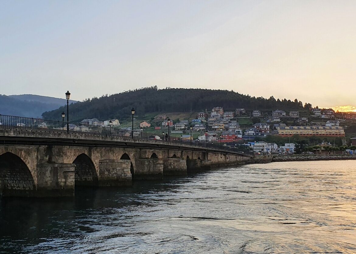 Zicht op Viveiro, een van de tien goedkoopste kustdorpen van Spanje