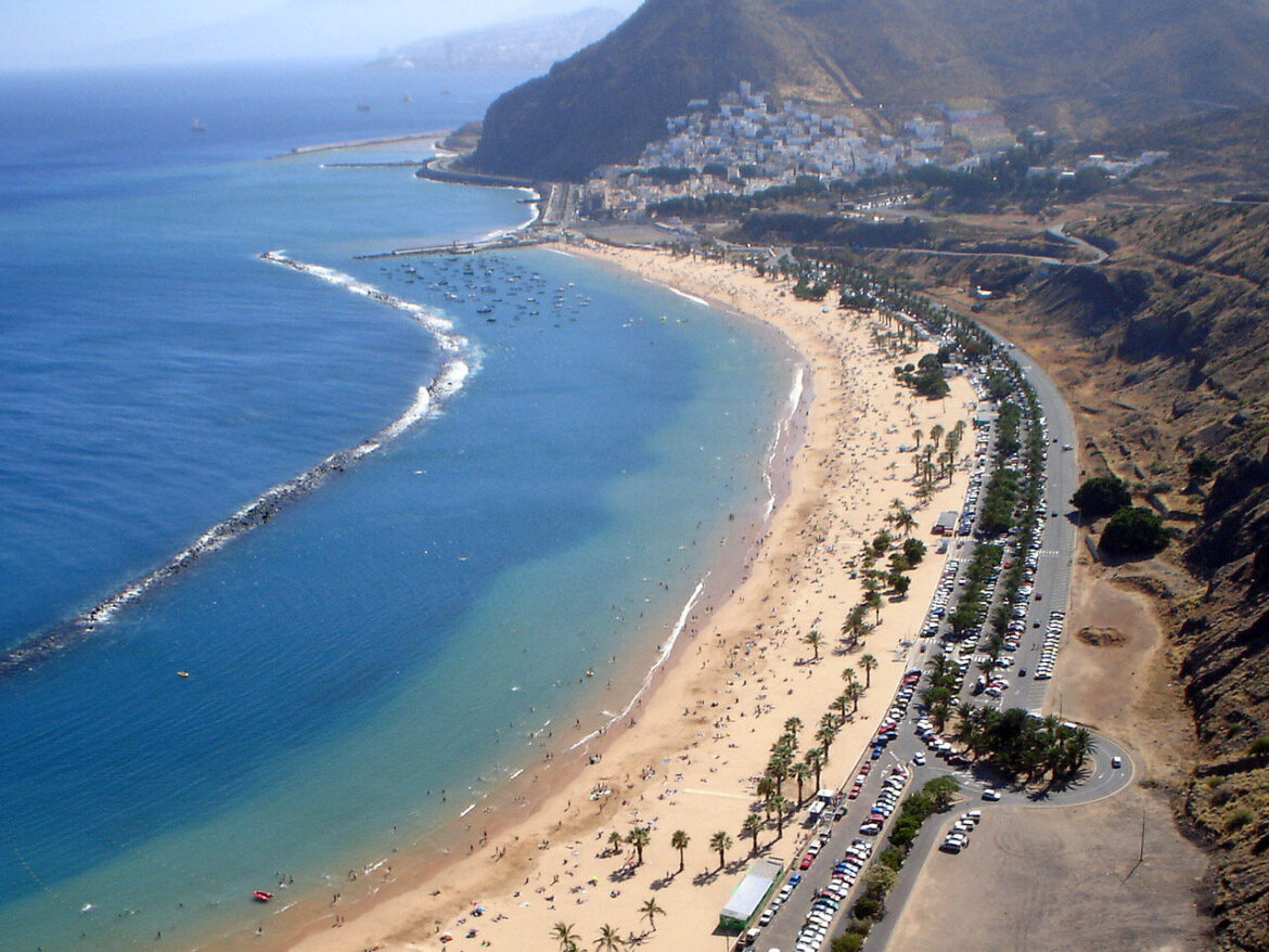 Playa de Las Teresitas op Tenerife, een populair strand dat in 2026 een Zwarte Vlag kreeg van Ecologistas en Acción.