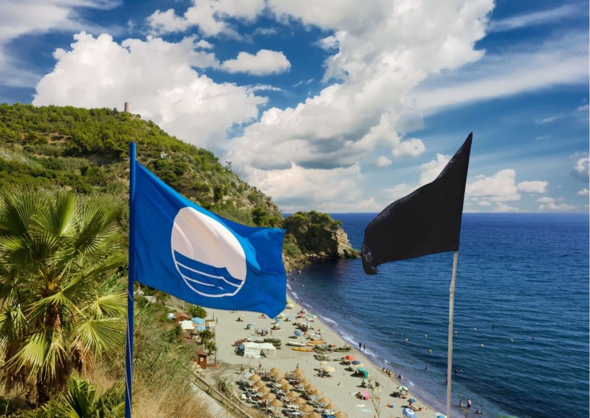 strand van Maro met blauwe én zwarte vlag