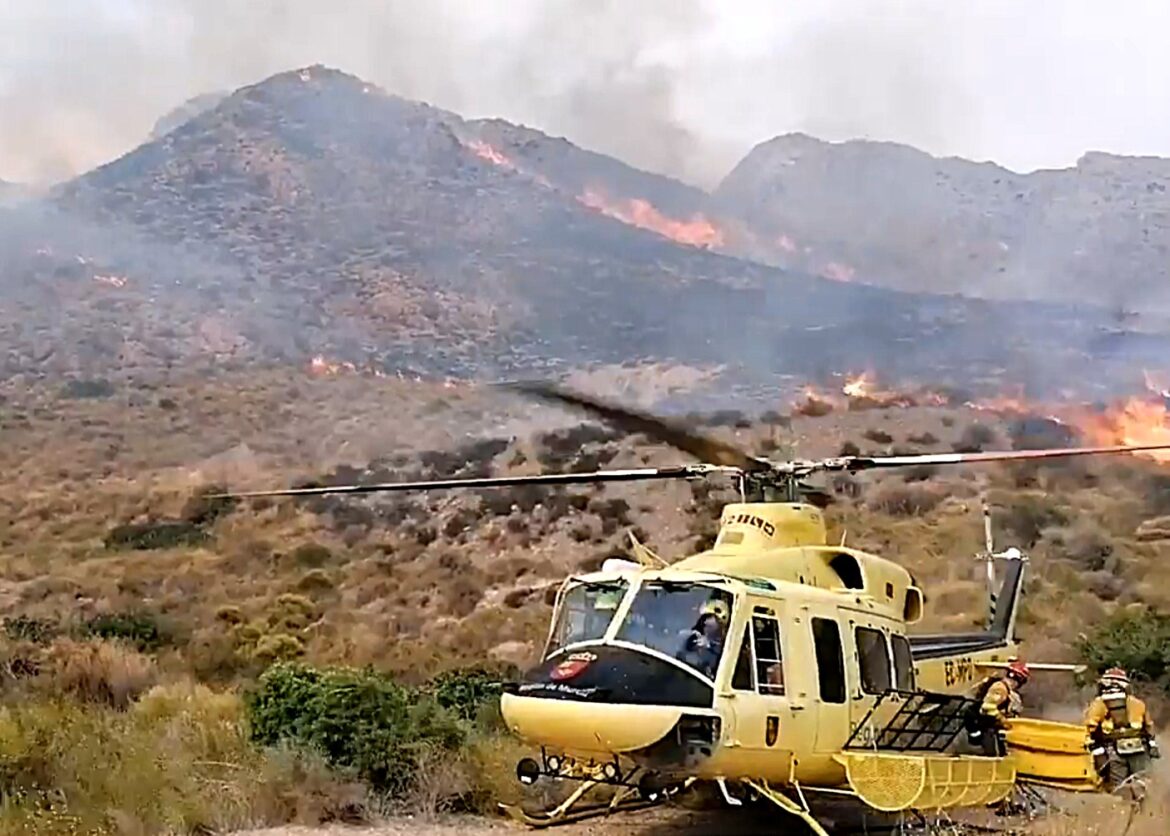 bosbrand vlakbij strand Bolnuevo in Murcia