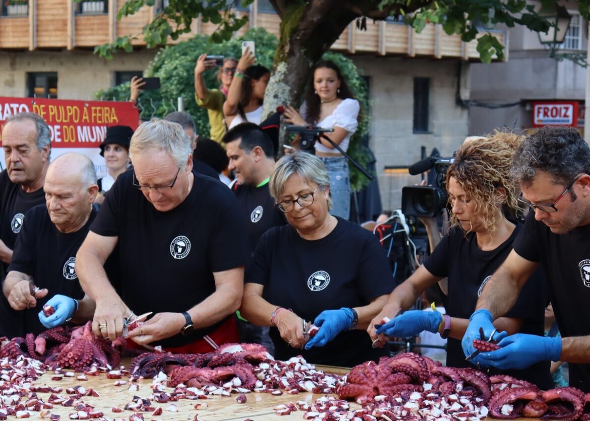 gastronomische feesten in Spanje: pulpo snijden tijdens octopusfeest in Galicië