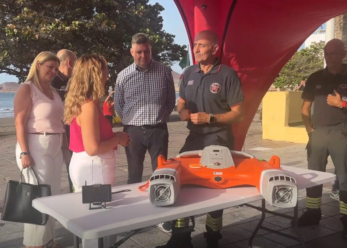 bij de presentatie van de reddingsdrone Tenerife