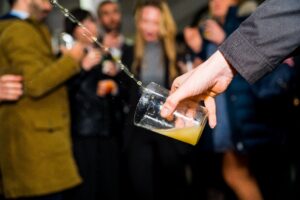 Cider wordt in een glas geschoken