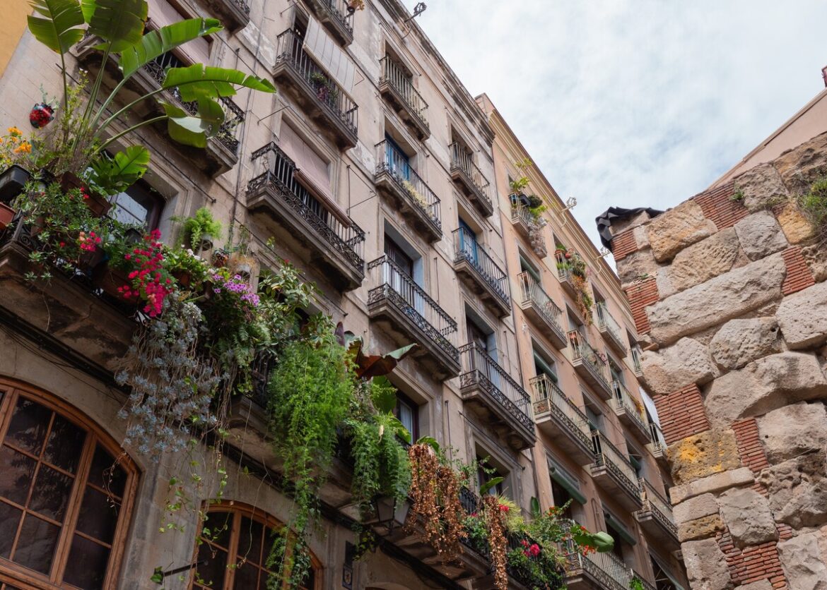 Een woonblok in Barcelona, waar verkoop van woningen voor speculatie verboden wordt