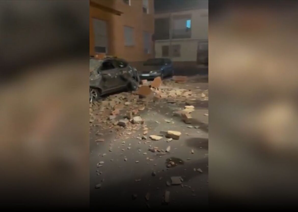 Puin op auto´s na aardbeving in Granada