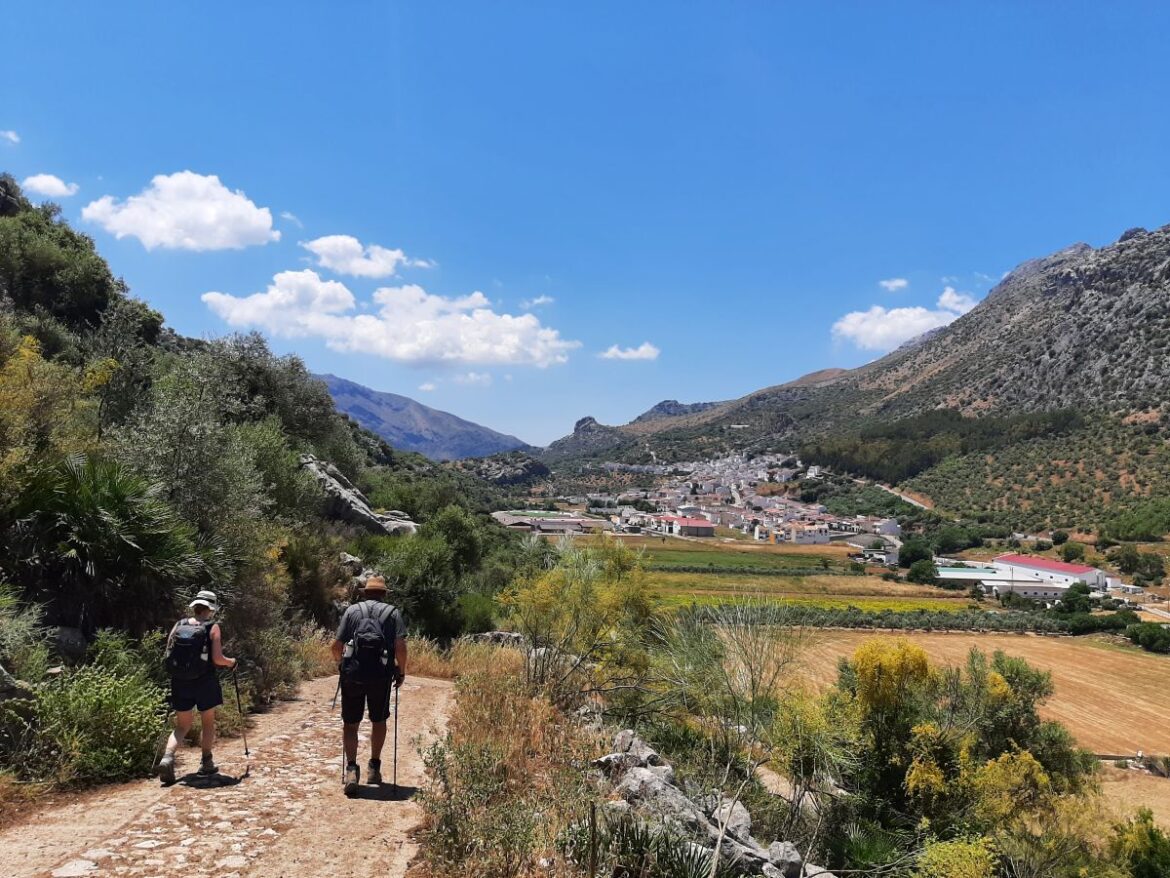Wandelaars bij Benaoján via de interactieve wandelkaart Málaga