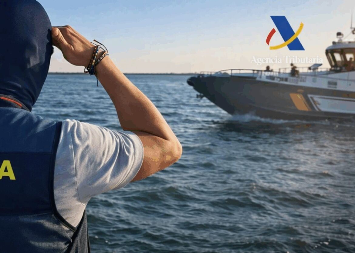 Guardia Civil-agent kijkt naar patrouilleboot: vakbond eist heroprichting speciale anti-drugseenheid OCON-Sur