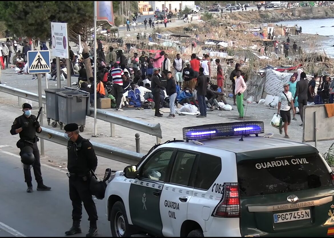 politie ontruimt migrantenkamp op strand El Trampolin in Ceuta