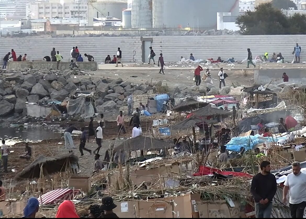 Het strand El Trampolín na de ontruiming: crisis Ceuta verre van opgelost.