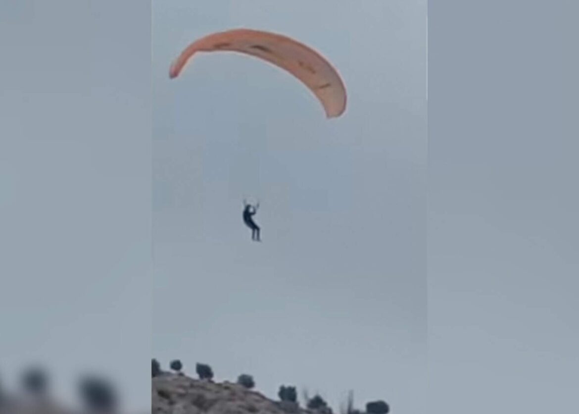 migrant zweeft met paraglider over grens Marokko Ceuta