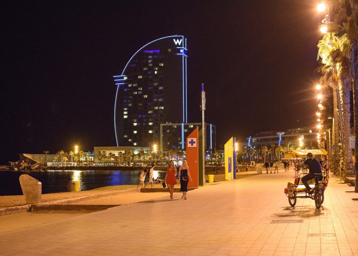 strand Barcelona in avonduren: bier drinken kan worden beboet