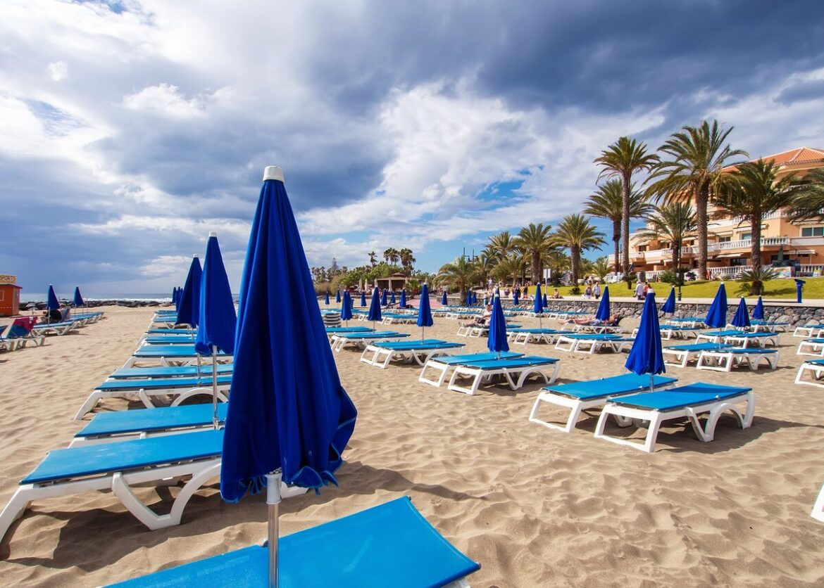 ligbedden voor een beach resort in Spanje: kan Spanje zijn stranden verkopen?