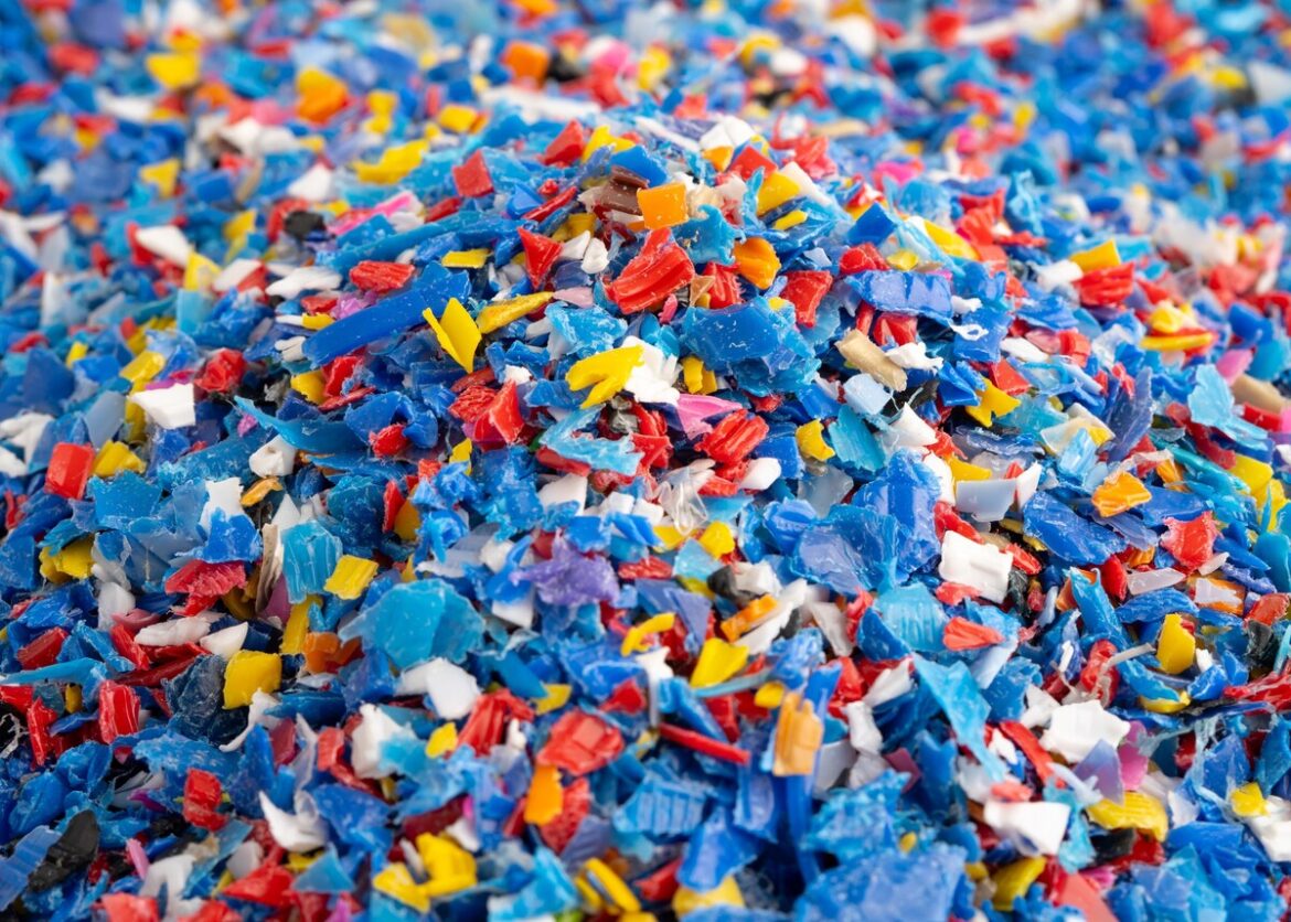 kleine plastic deeltjes: regio Valencia doet belangrijk recycle project van verpakkingsmateriaal