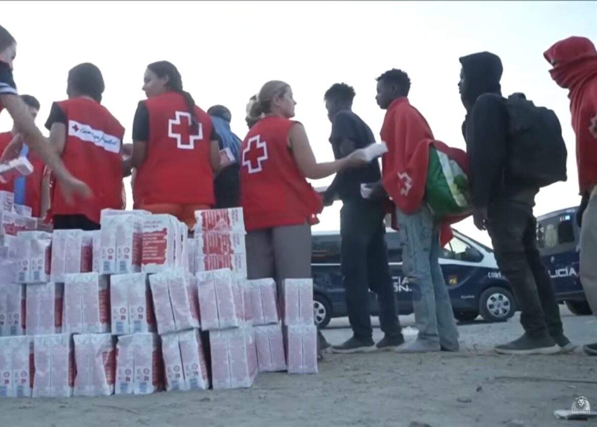 Rode Kruis deelt eten uit aan de minderjarige asielzoekers die in Ceuta verblijven