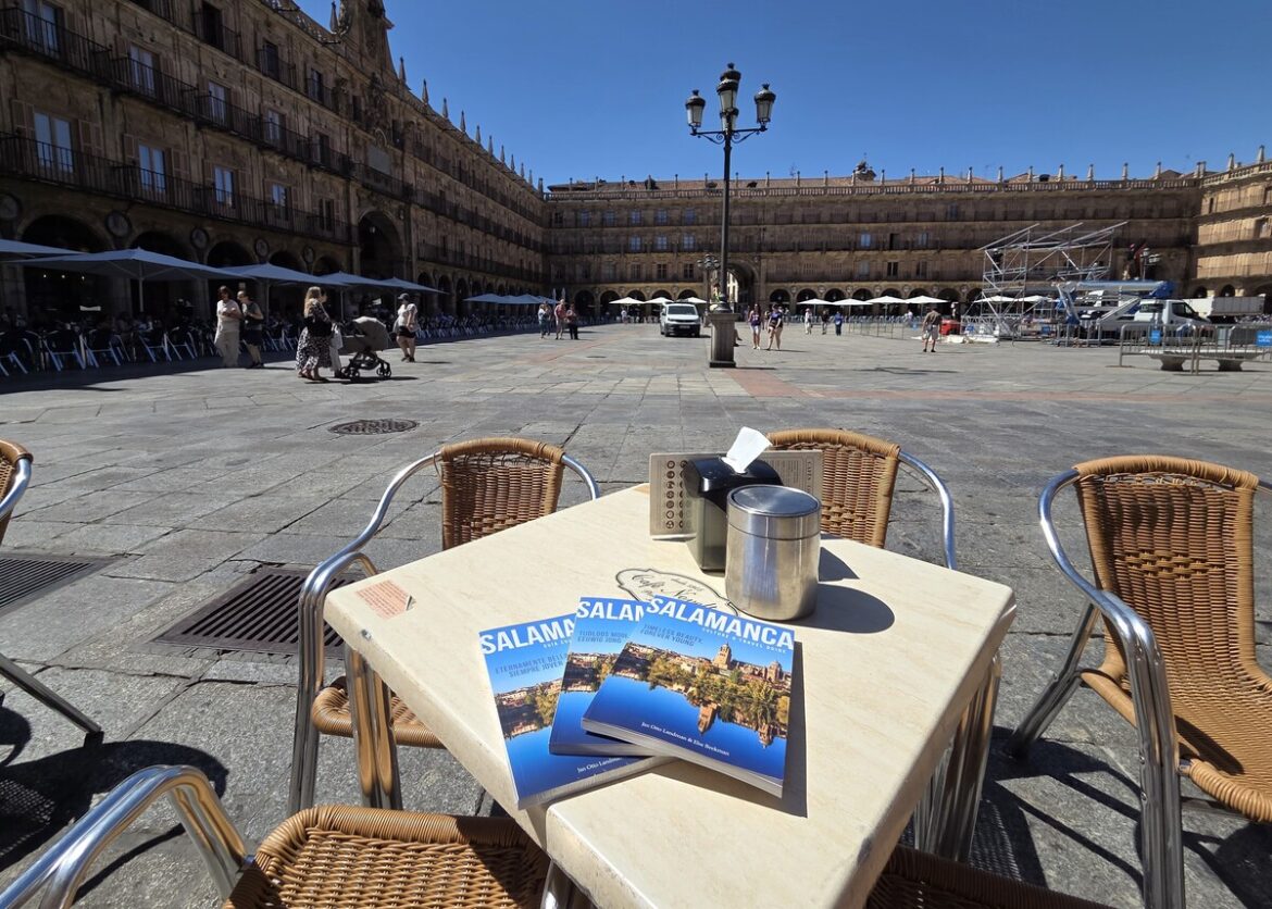 Drie versies van de Salamanca gids op Plaza Mayor in Salamanca