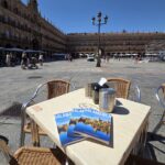 Drie versies van de Salamanca gids op Plaza Mayor in Salamanca
