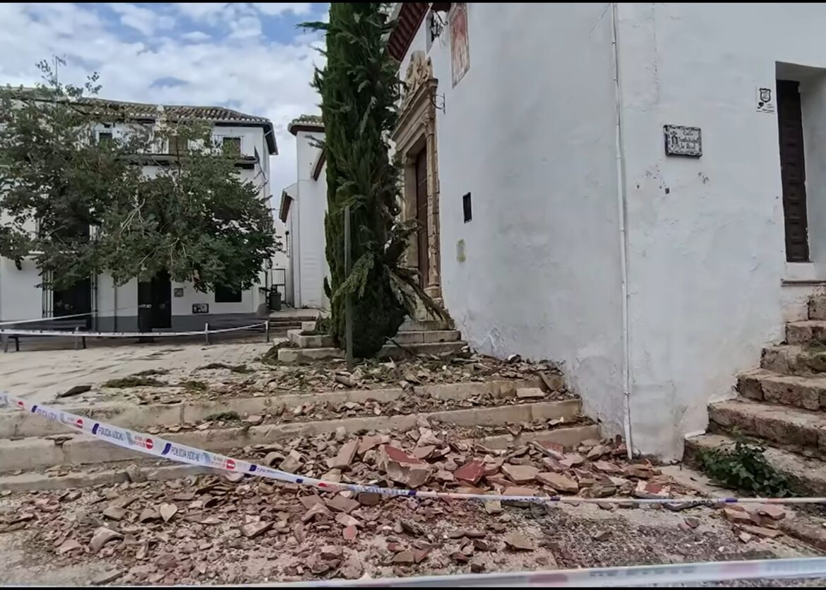 De aardbeving liet In het Albaicín raakte de toren van de Iglesia de Santa María de la Aurora y San Miguel Bajo beschadigd